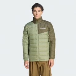 Kurtka Terrex Multi Light Down CLIMAWARM z lekkim ociepleniem z puchu. Brązowe kurtki męskie Adidas, bez wzorów, z puchu, bez kaptura. Za 599.00 zł.
