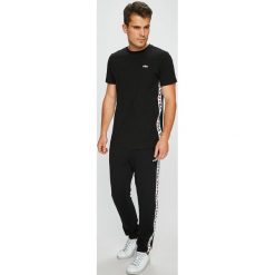 Fila - Spodnie. Czarne spodnie materiałowe męskie Fila, m, bez wzorów, z bawełny, casualowe. W wyprzedaży za 279.90 zł.