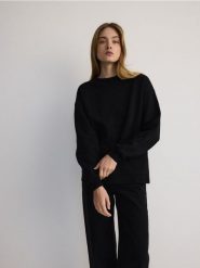 Bluza z błyszczącą aplikacją - czarny. Czarne bluzy damskie Reserved, l, z aplikacjami, z bawełny, bez kaptura. W wyprzedaży za 69.99 zł.