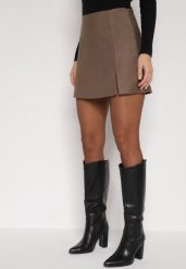Beżowe Spódnico-Szorty Krótkie z Rozcięciem na Boku Irindel. Brązowe szorty damskie Born2be, s, bez wzorów, z wiskozy, eleganckie, z podwyższonym stanem. Za 99.99 zł.