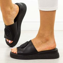 Czarne skórzane klapki damskie na koturnie Filippo Dk6987/25. Czarne klapki damskie Filippo, z aplikacjami, z jeansu, eleganckie, bez obcasa, na koturnie. W wyprzedaży za 179.10 zł.