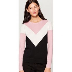 Sweter w bloki kolorów - Różowy. Swetry damskie marki Mohito. Za 69.99 zł.