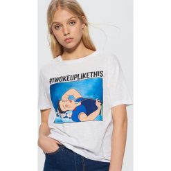 Koszulka #Iwokeuplikethis Disney - Biały. Białe t-shirty damskie Cropp, z motywem z bajki. Za 49.99 zł.