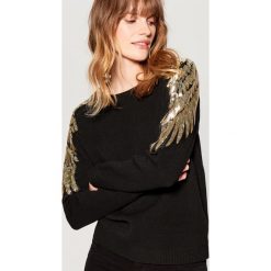 Sweter z cekinową aplikacją - Czarny. Czarne swetry damskie Mohito. Za 119.99 zł.