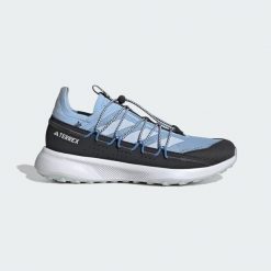 Buty Terrex Voyager 21 Travel. Niebieskie obuwie sportowe damskie Adidas, bez wzorów, z materiału, do biegania. Za 439.00 zł.