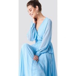 Trendyol Sukienka maxi z dekoltem V - Blue. Niebieskie sukienki damskie Trendyol, z poliesteru, dekolt w kształcie v, z długim rękawem. Za 323.95 zł.