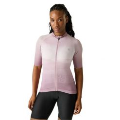 Damska Koszulka Kolarska Lightning Z Gradientowym Nadrukiem I Półrękawem. Czerwone koszulki sportowe damskie Dare 2b, bez wzorów, bez kołnierzyka, bez ramiączek, rowerowe. Za 227.99 zł.