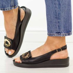 Czarne sandały damskie na platformie Potocki 43368. Czarne sandały damskie POTOCKI, z aplikacjami, ze skóry, bez obcasa, na platformie, bez zapięcia. Za 169.00 zł.