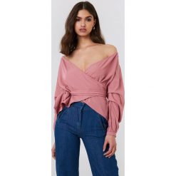 NA-KD Koszula odsłaniająca ramiona - Pink. Koszule damskie marki NA-KD. Za 121.95 zł.