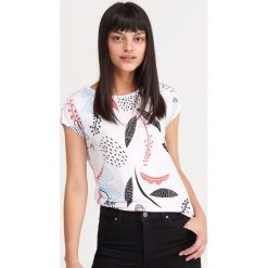 T-shirt o pudełkowym fasonie - Wielobarwn. T-shirty damskie Reserved. W wyprzedaży za 29.99 zł.