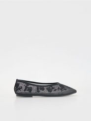 Siateczkowe baleriny z haftem - czarny. Czarne baleriny damskie Reserved, bez wzorów, klasyczne, bez obcasa. W wyprzedaży za 65.99 zł.