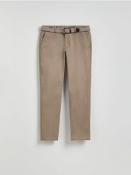 Spodnie chino slim z paskiem - brązowy. Brązowe spodnie materiałowe męskie Reserved, bez wzorów, z bawełny. W wyprzedaży za 119.99 zł.
