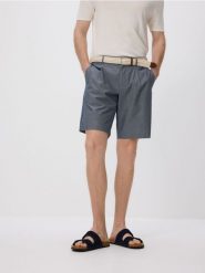 Szorty chino z paskiem - granatowy. Niebieskie spodnie materiałowe męskie Reserved, bez wzorów, z bawełny. Za 129.99 zł.