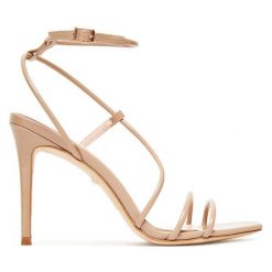 Sandały Marciano Guess. Brązowe sandały damskie Marciano Guess, z aplikacjami, bez obcasa, na szpilce, bez zapięcia. Za 839.99 zł.
