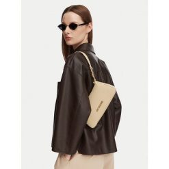 Torebka LOVE MOSCHINO. Brązowe torebki do ręki damskie Love Moschino, bez wzorów, klasyczne, bez dodatków. Za 859.99 zł.