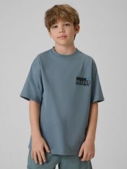 4F T-shirt regular z nadrukiem chłopięcy - turkusowy 146/152 (10-12 lat). Niebieskie t-shirty dla chłopców 4f, bez wzorów, z bawełny, bez ramiączek. Za 49.99 zł.