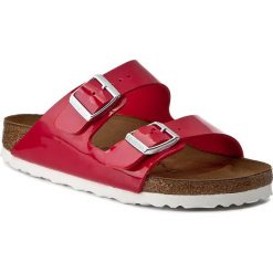 Klapki BIRKENSTOCK - Arizona 1005283 Tango Red Patent. Klapki damskie marki Birkenstock. W wyprzedaży za 209.00 zł.