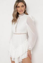 Biała Rozkloszowana Sukienka Kombinezon Mini z Falbankami Gilha. Białe sukienki damskie Born2be, m, z aplikacjami, z koronki, bez kołnierzyka, bez ramiączek, mini, rozkloszowane. Za 159.99 zł.