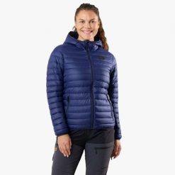 Kurtka outdoor hiking damska Swedemount Lofoten Hood Jacket wodoodporna. Niebieskie kurtki damskie SWEDEMOUNT, bez wzorów, z puchu, bez kaptura. Za 499.99 zł.
