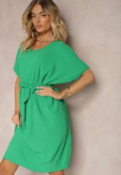 Zielona Pudełkowa Sukienka Wiązana w Talii Junolia. Zielone sukienki damskie Renee, na co dzień, m, bez wzorów, eleganckie, bez kołnierzyka, bez ramiączek, midi, kopertowe. Za 49.99 zł.