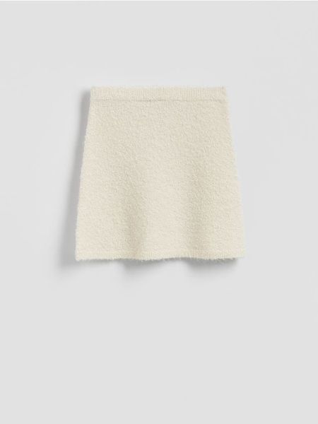 Dzianinowa spódnica mini - kremowy. Białe spódnice damskie Reserved, l, bez wzorów, z dzianiny, mini, proste. W wyprzedaży za 35.99 zł.