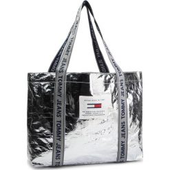 Torebka TOMMY JEANS - Tju Logo Tape Tote Tp AU0AU00445 055. Torebki do ręki damskie marki Tommy Jeans. Za 229.00 zł.