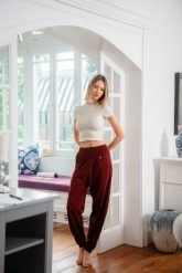Spodnie do jogi Moonholi Moony Comfy Sweatpants z kieszeniami. Czerwone spodnie materiałowe damskie MOONHOLI, l, bez wzorów, z bawełny, na fitness i siłownię. Za 389.00 zł.