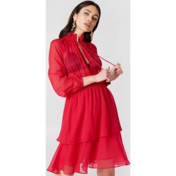 NA-KD Boho Sukienka z marszczoną stójką - Red. Sukienki damskie marki NA-KD Boho. Za 161.95 zł.