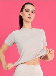 Sportowa koszulka z perforowanego materiału Gym Hard - kremowy. Białe koszulki sportowe damskie Sinsay, l, bez wzorów, bez kołnierzyka, bez ramiączek. Za 25.99 zł.