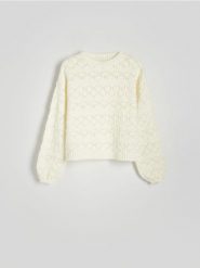 Sweter z ażurowym splotem - kremowy. Białe swetry damskie Reserved, l, w ażurowe wzory, z dzianiny, bez kołnierzyka, bez ramiączek, bez kaptura. W wyprzedaży za 49.99 zł.