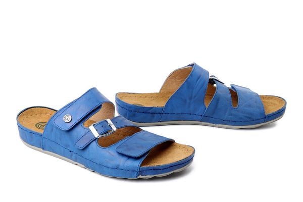 DR. BRINKMANN 700745-05 blau, klapki damskie. Niebieskie klapki damskie Dr. Brinkmann, bez wzorów, ze skóry, bez obcasa. Za 309.90 zł.