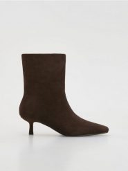 Zamszowe botki na obcasie - ciemnobrązowy. Brązowe botki damskie Reserved, z zamszu, bez obcasa, na obcasie, bez zapięcia. Za 259.99 zł.