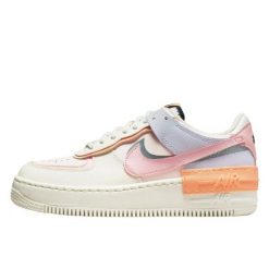 Buty do chodzenia dla dorosłych Air Force 1 Shadow Pink Glaze. Różowe obuwie sportowe damskie Jordan, bez wzorów, ze skóry, do biegania, Nike Air Force. Za 902.49 zł.