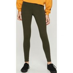 Dzianinowe legginsy z napisem - Khaki. Brązowe legginsy damskie Sinsay, z napisami, z dzianiny. Za 29.99 zł.