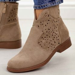 Beżowe zamszowe ażurowe botki damskie S.Barski 8026. Brązowe botki damskie S.BARSKI, na jesień, z jeansu, eleganckie, z okrągłym noskiem, bez obcasa, na płaskiej podeszwie, bez zapięcia. Za 229.00 zł.