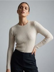 Klasyczny prążkowany sweter - kremowy. Białe swetry damskie Sinsay, l, bez wzorów, prążkowane, klasyczne, bez kołnierzyka, bez ramiączek, bez kaptura. Za 29.99 zł.