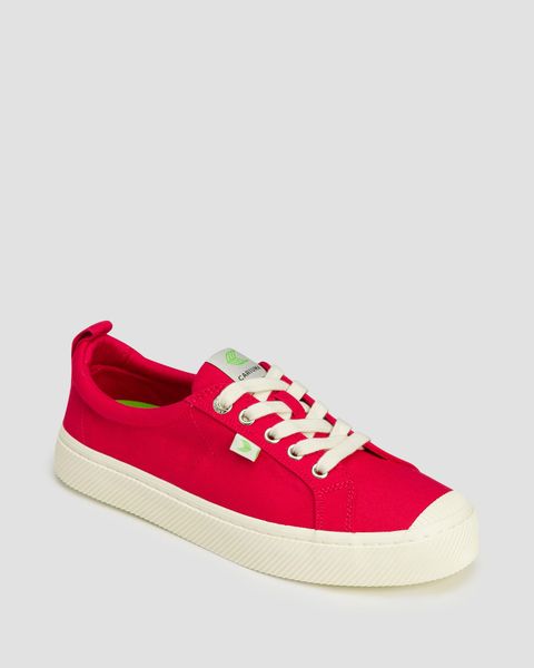 Tenisówki Cariuma OCA Low Red Canvas. Czerwone trampki i tenisówki damskie CARIUMA, bez wzorów, z gumy, bez zapięcia. Za 145.00 zł.