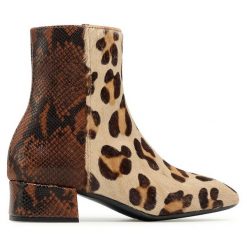 Botki Eva Minge. Brązowe botki damskie Eva Minge, bez obcasa, na słupku, bez zapięcia. Za 499.99 zł.