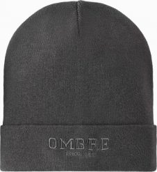 Męska dzianinowa czapka beanie z haftowanym napisem grafitowa V2 OM-ACWH-0120. Szare czapki i kapelusze męskie Ombre, na zimę, bez wzorów, z dzianiny. Za 89.25 zł.