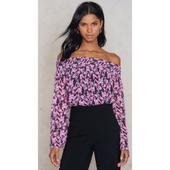 NA-KD Boho Bluzka z odkrytymi ramionami w kwiatowy wzór - Pink,Purple. Bluzki damskie marki NA-KD Boho. W wyprzedaży za 48.58 zł.