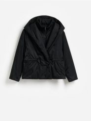 Kurtka z połyskującej tkaniny - czarny. Czarne kurtki damskie Reserved, l, bez wzorów, z tkaniny, bez kaptura. Za 259.99 zł.