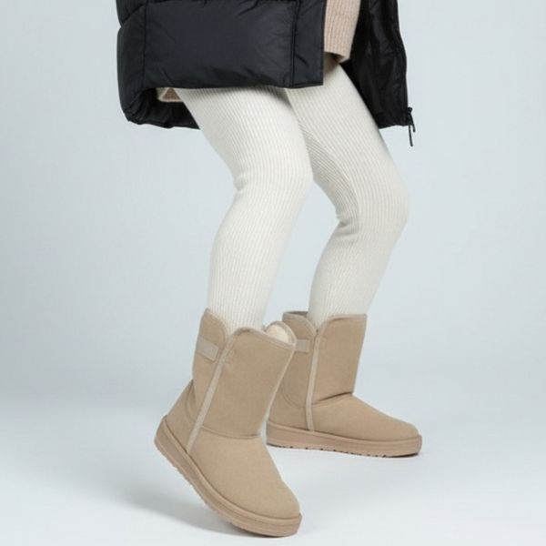 Śniegowce damskie Big Star, ze skóry zamszowej z elastycznymi wstawkami po bokach wsuwaną konstrukcją zabudowaną cholewką, beżowe, KK274617. Brązowe śniegowce i trapery damskie Big Star, ze skóry. Za 119.00 zł.