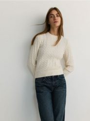 Sweter z domieszką wiskozy - kremowy. Białe swetry damskie Reserved, l, bez wzorów, z dzianiny, bez kołnierzyka, bez ramiączek, bez kaptura. W wyprzedaży za 79.99 zł.