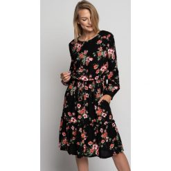Sukienka w kwiatowy wzór z luźnymi rękawami RABARBAR. Sukienki damskie RABARBAR, bez wzorów, bez kołnierzyka, bez ramiączek. Za 315.00 zł.
