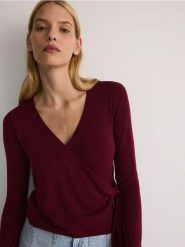 Sweter z kopertowym wiązaniem - bordowy. Czerwone swetry damskie Reserved, l, bez wzorów, z dzianiny, bez kołnierzyka, bez ramiączek, bez kaptura. W wyprzedaży za 79.99 zł.