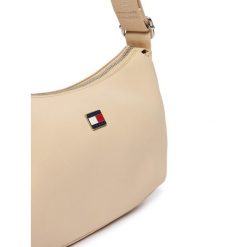 Torebka Tommy Jeans. Brązowe torebki do ręki damskie Tommy Jeans, bez wzorów, z jeansu, klasyczne, bez dodatków. Za 369.99 zł.
