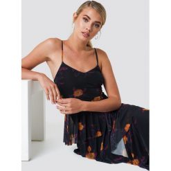 NA-KD Sukienka na ramiączkach - Black,Multicolor. Czarne sukienki damskie NA-KD, dekolt w kształcie v, na ramiączkach. Za 202.95 zł.