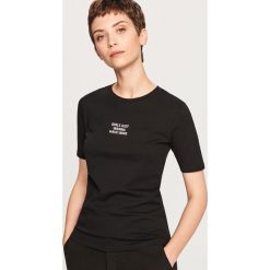 T-shirt z napisem - Czarny. T-shirty damskie marki Reserved. Za 39.99 zł.