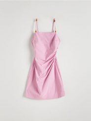 Sukienka mini z marszczeniem - pastelowy róż. Czerwone sukienki damskie Reserved, l, bez wzorów, z dzianiny, bez kołnierzyka, bez ramiączek, mini, trapezowe. W wyprzedaży za 65.99 zł.