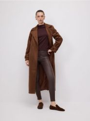 Woskowane spodnie slim - ciemnobrązowy. Brązowe spodnie materiałowe damskie Reserved, bez wzorów, z tkaniny. Za 129.99 zł.